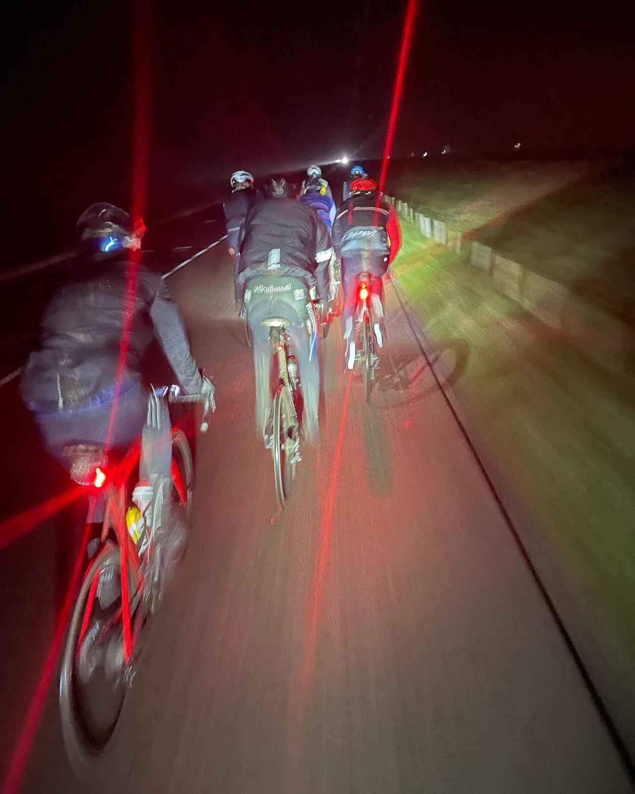 De ultieme gids voor fietsverlichting: zo blijf je veilig zichtbaar in het donker